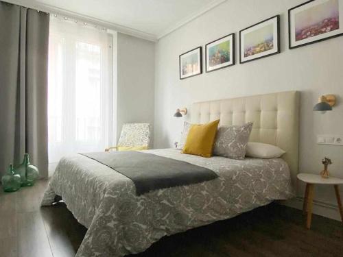 Un dormitorio con una cama grande y una ventana en Apartamento Ayla Camino de Santiago, en Pamplona