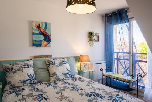 ein Schlafzimmer mit einem Bett und einem Fenster in der Unterkunft Bibifoc Baie - au coeur de la Baie de la Somme in Saint-Valery-sur-Somme