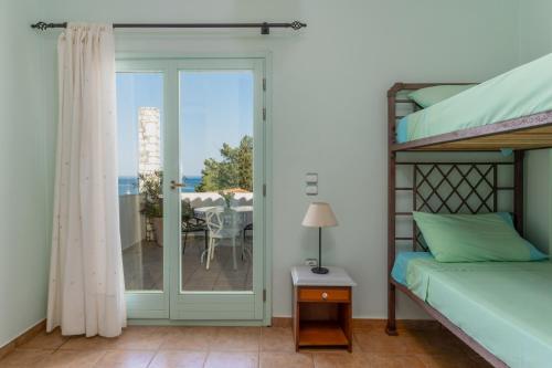 Postel nebo postele na pokoji v ubytování Spyros House, 3 bedrooms-sea view-in Agia Efimia