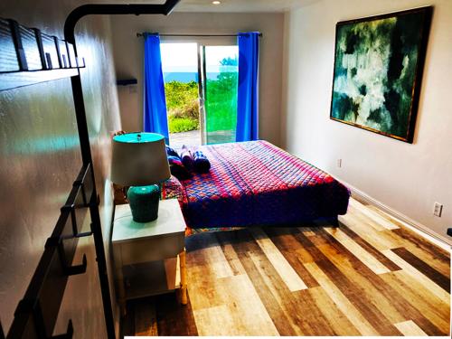 a bedroom with a bed and a window at Aeolian Ranch Guest house in Kailua-Kona