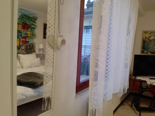 ein Schlafzimmer mit einem Spiegel, einem Bett und einem Schreibtisch in der Unterkunft Casa Maia in La Spezia