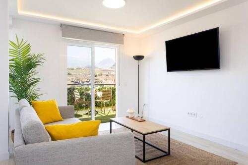 Μια τηλεόραση ή/και κέντρο ψυχαγωγίας στο Sunnyland apartment arona