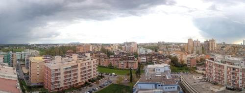 una vista aérea de una ciudad con edificios altos en Stanza in appartamento, en Latina