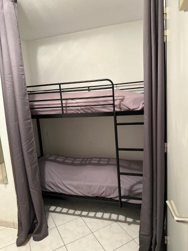 quelques lits superposés dans une chambre dans l'établissement Résidence Antinéa - Grand appartement à 500 m des plages du Cap d'Agde, au Cap d'Agde