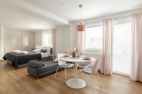 une chambre avec un lit, une table et un canapé dans l'établissement Ljubljana studio with FREE parking, Washer & Dryer, à Ljubljana