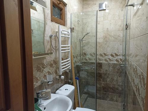 A bathroom at Shalvaseuli marani - Guesthouse