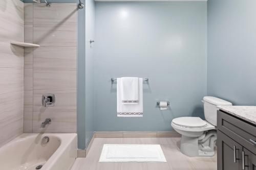 Koupelna v ubytování Seaport Suites