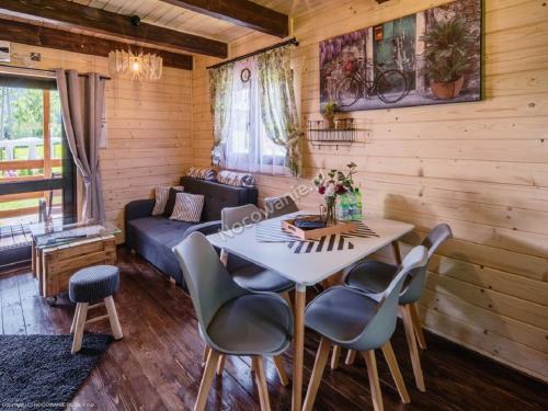 Osada Widok na Góry في بلنيتسا زدري: غرفة معيشة مع طاولة وكراسي وأريكة