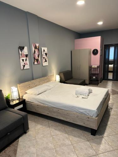 Postel nebo postele na pokoji v ubytování Grey Pearls Apartments