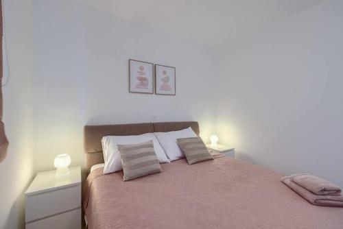 - une chambre avec un grand lit et 2 tables de chevet dans l'établissement App Maria, à Pula