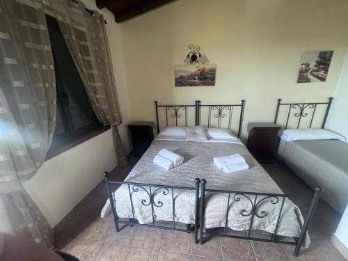 a bedroom with two twin beds and a couch at Terra Nostra in Cattolica Eraclea