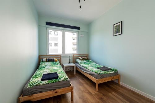 2 camas en una habitación con ventana en Luxury In City -9- Atlas Arena en Lodz