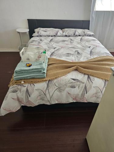 Dormitorio con cama con manta y almohada en Axel's Rooms 1, en Mánchester