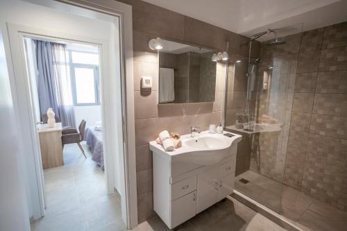 W łazience znajduje się umywalka i prysznic. w obiekcie Attalos luxury flat Psyrri square w Atenach