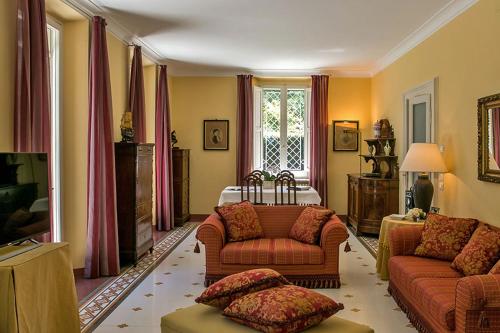 un soggiorno con 2 divani e una TV di Villa Roberta - Homelike Villas a Fano