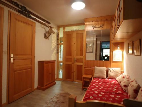 un salon avec un canapé et une cuisine dans l'établissement Appartement lumineux 2* 33m² avec balcon, pour 6 personnes à Arêches-Beaufort - FR-1-342-235, à Beaufort