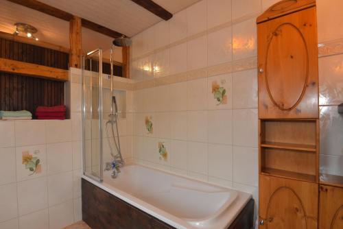 Ένα μπάνιο στο Ferienwohnung Erna Steinbach-Hallenberg