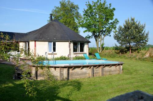 Un jardín fuera de Gîte le Manège Normand