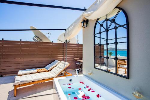 Balkón nebo terasa v ubytování Elounda Helios Luxury Apartment with Rooftop Jacuzzi