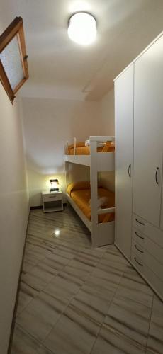 モドゥーニョにあるAffittacamere Girasoleの小さなお部屋で、二段ベッド2組が備わります。