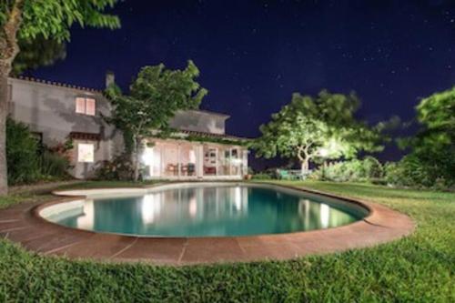 a swimming pool in the yard of a house at Moradia na Serra in Alcanede
