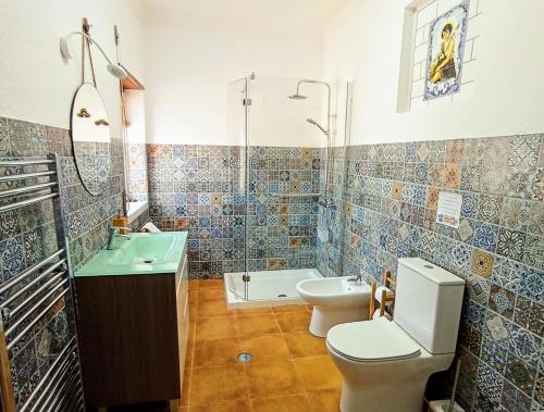 ein Bad mit einem WC, einem Waschbecken und einer Dusche in der Unterkunft Sunset Vista apartment A in Cardigos