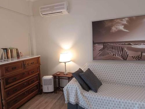 1 dormitorio con 1 cama y vestidor con una foto en la pared en Beach house in Kandia, en Kandia