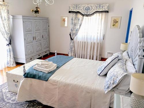 een slaapkamer met een groot bed en een dressoir bij Sunset Vista apartment A in Cardigos