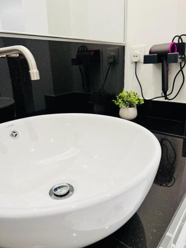 - un lavabo blanc dans la salle de bains dans l'établissement Inn Homestay Cozy Room 1st Floor, à Teluk Intan
