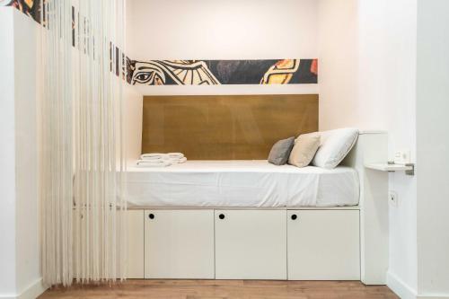 Ένα ή περισσότερα κρεβάτια σε δωμάτιο στο Central & cosy studio in front of Picasso museum by REMS