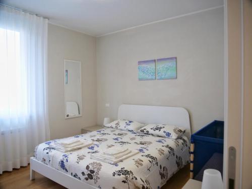 A bed or beds in a room at FARO DELL'ESTATE delizioso BICAMERA con POSTO AUTO dietro la SPIAGGIA