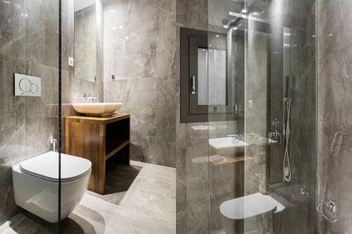 een badkamer met een douche, een toilet en een wastafel bij Sublime 1BR Apartment in Koukaki by UPSTREET in Athene