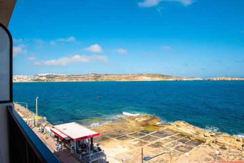 - une vue sur l'océan depuis un ferry dans l'établissement Islet Promenade Seafront 1 Bedroom Apartment with 2 seaview balconies by Getawaysmalta, à San Pawl il-Baħar