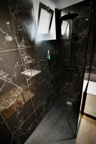 La salle de bains noire est pourvue d'une douche et d'une fenêtre. dans l'établissement Les Bons Enfants - Vieux Marché Rouen 4P Wifi, à Rouen