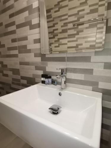 Ένα μπάνιο στο Studios Lia Adults Only -Fully Renovated