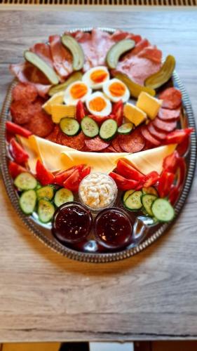 een bord met eieren en groenten op tafel bij Antik Vendégház in Nagyvisnyó