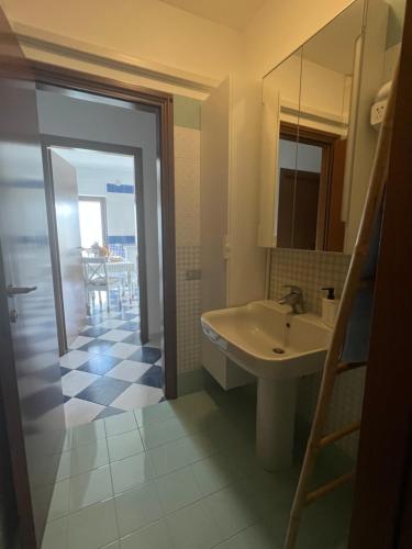 baño con lavabo y vistas al océano en Morada Azul, en Monopoli