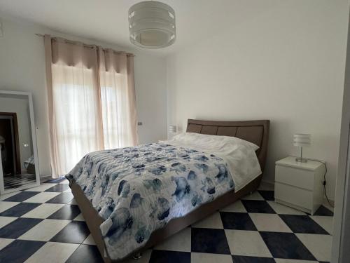 1 dormitorio con 1 cama y suelo a cuadros en Morada Azul, en Monopoli
