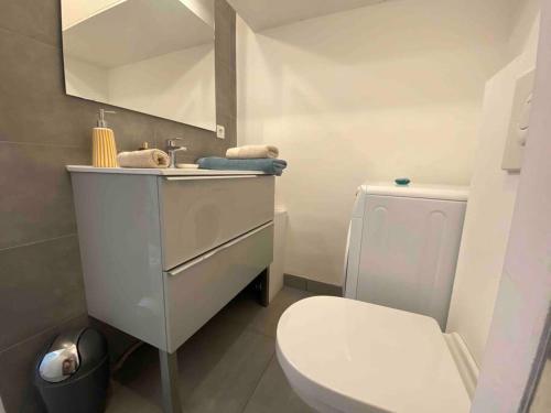 een badkamer met een wit toilet en een wastafel bij Centre Cannes Martinez, Beau F2 avec terrasse in Cannes
