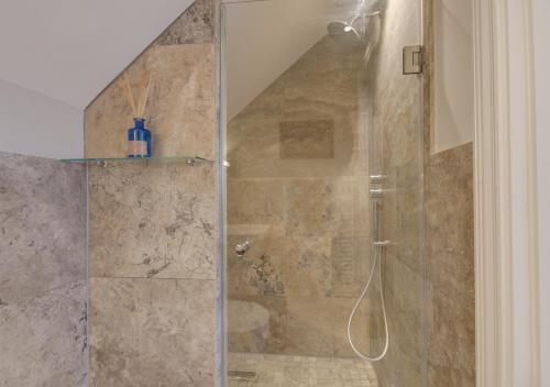 y baño con ducha y puerta de cristal. en Pinfold Cottage, en Helmsley