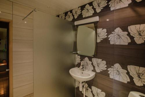 a bathroom with a sink and a mirror at Haapsalu Kutsehariduskeskuse hostel in Haapsalu