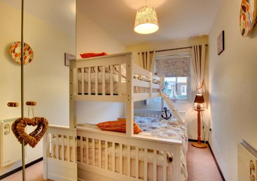 um quarto para crianças com dois beliches em Dunes Reach 3 Dunes Court em Beadnell