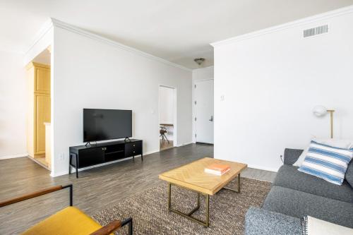 A television and/or entertainment centre at Beverly Hills 1BR nr The Grove Rodeo LAX-364