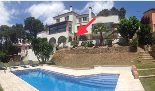 ベグールにあるEstudio con piscina en Begurの赤矢の家