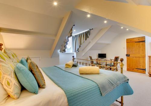 um quarto com uma cama grande num quarto em Pegasus Cottage em Craster