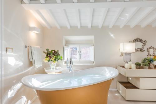 Fotografie z fotogalerie ubytování The Duchess Chambers, the Luxury Grand 3 bedrooms v destinaci Lucca