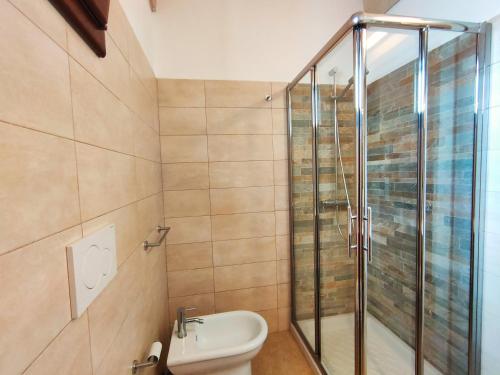 ein Bad mit einem WC und einer Glasdusche in der Unterkunft La Casa della Zia in Depressa