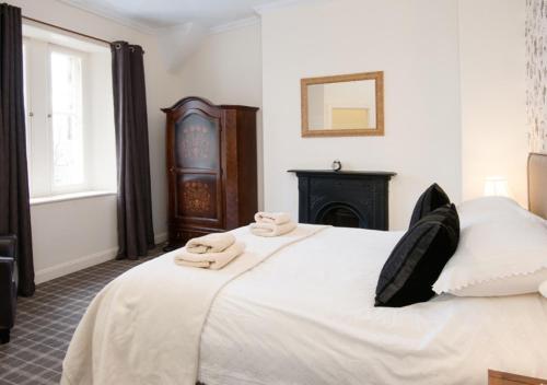 una camera da letto con un letto e due asciugamani di The Greenhouse a Bamburgh