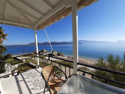 porche con sillas y vistas al océano en Maresol Lefkada, en Nikiana