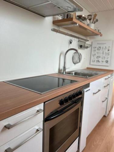 Kuchyň nebo kuchyňský kout v ubytování Dachgeschosswohnung in Weiherhammer